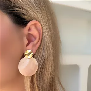 گوشواره‌ دکمه‌ای مدرن طرح صدف دایره‌ای بزرگ و پلاک طلایی