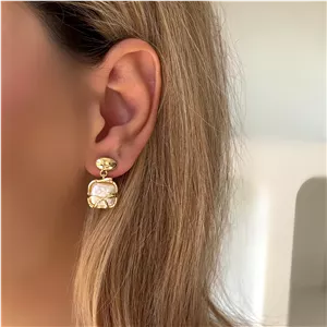 گوشواره آویز مدل صدف مینی‌مال با قاب ارگانیک طلایی