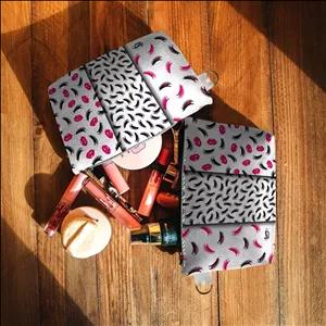 کیف لوازم آرایش زنانه فیوری مدل لب چند رنگ