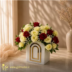 باکس گل رز قرمز و لیسیانتوس نباتی