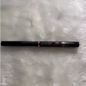 خط چشم انیANNIE مدل LIQUID EYLINER BLACK NOIR 12H SUPER SLIM