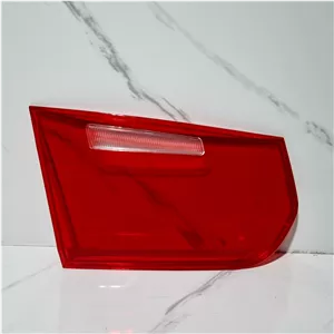 طلق چراغ خطر عقب بی ام و BMW سری 3 کد اتاق اف 30 (F30) مدل 2012 تا 2015 قطعه روی صندوق عقب
