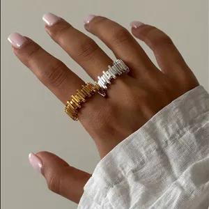 انگشتر تاج خطی مینیمال طلایی . استیل درجه یک آبکاری قوی