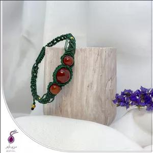 دستبند سنگ عقیق قرمز با بافت مکرومه سبز کد B161