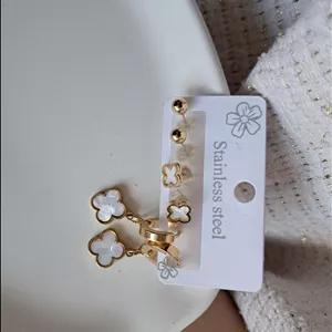 پک گوشواره طلایی ونکیلیف گل سفید سه عددی استیل کد GO00109 