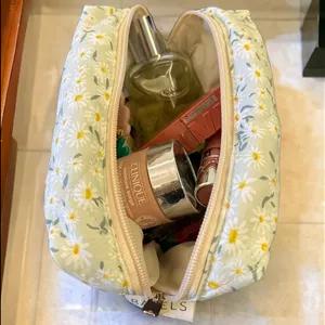 کیف آرایش طرح بابونه باهلز bahels