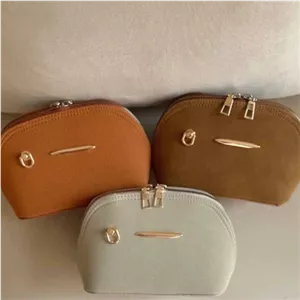 کیف دستی و دوشی زنانه مدل نیم‌هلال  جنس مخمل جیر سبک، شیک، ترند و مناسب استایل روزمره