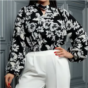 کراپ شومیز چپ و راستی پایین کش طرح گل جنس الیزه