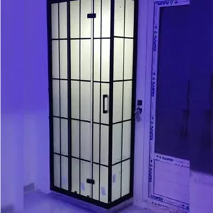 کابین دوش فریم دار درب اتوبوسی با طرح چهارخانه مشکی