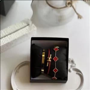 دستبند ونکلیف قرمز