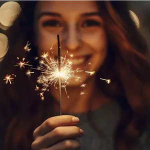 تصویر دختر جوان با فشفشه در جشن سال نو میلادی