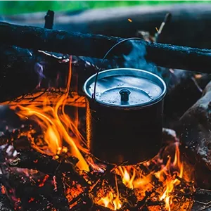 تصویر پس زمینه قابلمه روی شعله آتش در طبیعت