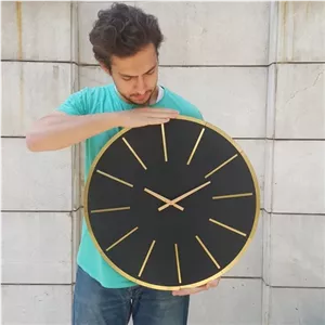ساعت دیواری چوبی بلوط مدل آبوجا قطر 60 رنگ مشکی طلایی با موتور تایوانی مبلمونسرا مدل 237685