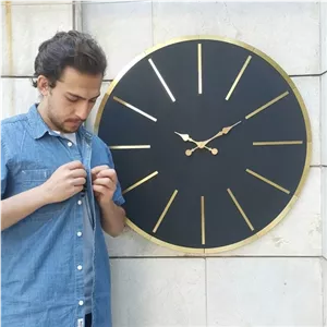 ساعت دیواری چوبی بلوط مدل آبوجا قطر 90 رنگ مشکی طلایی با موتور تایوانی مبلمونسرا مدل 238821