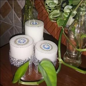 شمع استوانه ای سفید رنگ کارشده با طرح نگین ومعطر با اسانس در سه سایز مبلمونسرا مدل 287490