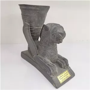 تندیس رومیزی هخامنشی مدل ریتون شیر سایز متوسط جنس رزین طرح سنگ مبلمونسرا مدل 254187