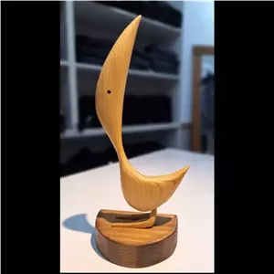 مجسمه چوبی پرنده تندیس دکوراتیو دست ساز مینیاتوری با ظرافت تزئینی دکوری تزئینات دکوراتیو هدیه کادویی صنایع دستی استند چو مبلمونسرا مدل 252058