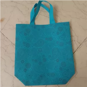 ساک کادویی کیف هدیه دسته دار پارچه ای آبی سفید کیسه دستی ابعاد 30در33 بته جغه گلدار مبلمونسرا مدل 298286