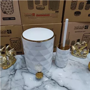 ست سطل و برس سرویس بهداشتی طرح آناناسی برند کنتراست رنگ پرفروش سفید طلایی نو آکبند به همراه ارسال سریع برای خریداران مبلمونسرا مدل 266637
