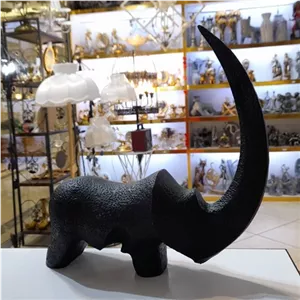 مجسمه کرگدن گرافیکی مشکی ، مجسمه مدرن طرح کرگدن پلی استری ، مجسمه رو میزی کرگدن مبلمونسرا مدل 250860