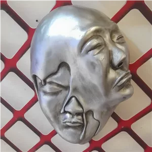 مجسمه دیوارکوب هنری رخ دوگانگی رنگ نقره ای مبلمونسرا مدل 253036