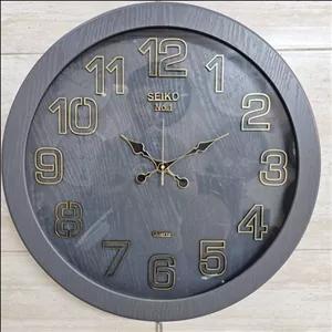 ساعت دیواری سیکو 01 چوبی طوسی مبلمونسرا مدل 239691