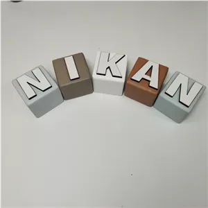 استند اسم چوبی دست ساز با برند نیلو تویز با مکعب 5در5 و در ازای هر حرف باید یک مکعب انتخاب شود مبلمونسرا مدل 258367