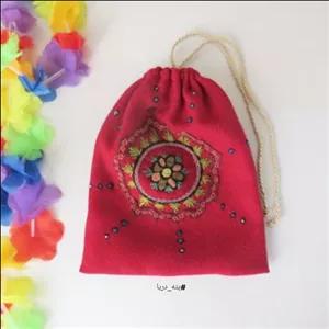 کیسه سنتی پته دوزی بزرگ،هدیه سنتی دستدوز،کیسه نظم دهنده جمع شو،کیسه گیفت یا آجیل، صنایع دستی،کیسه پارچه ای پته دوزی مبلمونسرا مدل 301190 