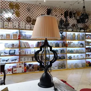 آباژور طرح شمشیری با پایه فلزی مشکی آباژور رومیزی سایز بزرگ دکوری منزل آباژور مدرن مبلمونسرا مدل 232994