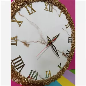 ساعت رزینی طرح مرمر با کریستال طلایی مبلمونسرا مدل 238501