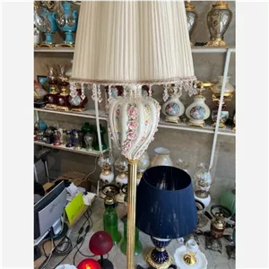 آباژور کنار سالنی ایستاده پایه دار چینی برجسته محرمات ایتالیا برنزی برنجی برنز اصل آنتیک کرم فرانسه مبلمونسرا مدل 234522