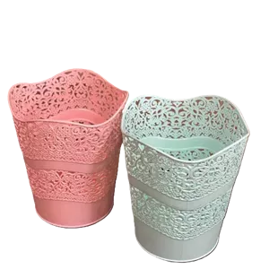 سطل کاغذ معرق متوسط پلي نيک -A medium-sized polyethylene paper bucket