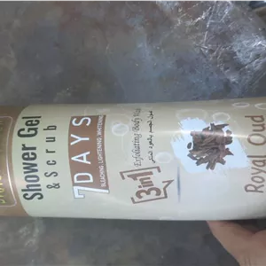 خرید قسطی ژل حمام و اسکراب لایه‌بردار بدن 7Days رایحه Royal Oud روشن‌کننده پوست حجم 1 لیتری