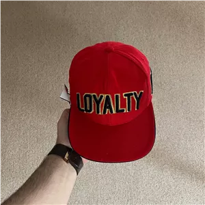 کلاه اسنپ بک قرمز  اورجینال-REMY BOYZ-طرحLOYALTY-استوک مارکباز