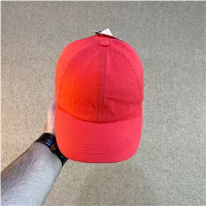 کلاه کپ قرمز ساده استوک اورجینال-بارکد دار-استوک مارکباز