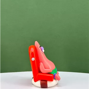 فیگور پاتریک نشسته