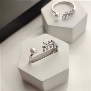 انگشتر ظریف با طراحی برگ و مروارید 2503753731