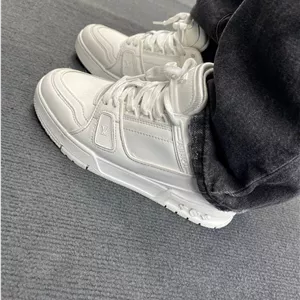 کتونی لویی ویتون (LV) سفیدکوالتی مستر بالاترین کیفیت (بارکد اصالت کالا)