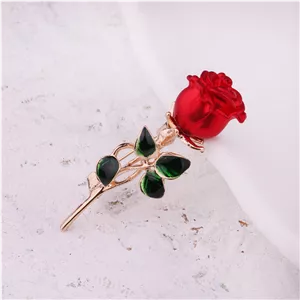 سنجاق سینه رز قرمز