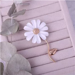 سنجاق سینه بابونه