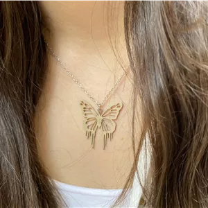 گردنبند زنانه استیل مدل پروانه بال دار رنگ ثابت
