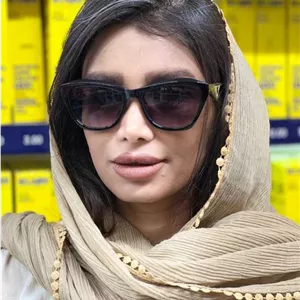 عینک آفتابی گربه‌ای مشکی با جزئیات طلایی (مدل کلاسیک مدرن) کد محصول ​CAT-BLK-GLD-97