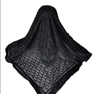 روسری مخمل حریر مشکی طرح دیور ریز – قواره ۱۳۵، لوکس و فوق‌العاده لطیف