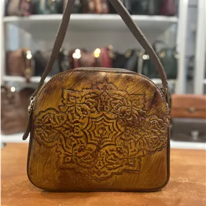 کیف دوشی چرم هلالی شکل حکاکی شده-چرم گابای