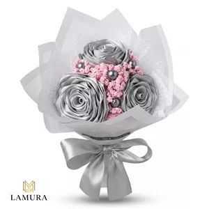 دسته گل سه شاخه رز با شکوفه و مروارید _ گل پارچه ایی بدون تغییر