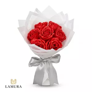 ۷ شاخه گل رز پارچه‌ای قرمز با کاغذ شیشه‌ای ضدآب و تور سفید