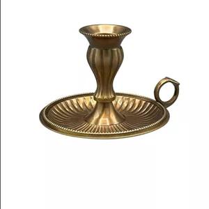 شمعدان برنجی دسته‌دار طرح کلاسیک - رنگ آنتیک برنز