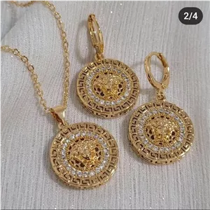 نیم ست ورساچه زنانه طرح طلا با پلاک گرد نگین‌دار و جلوه درخشان