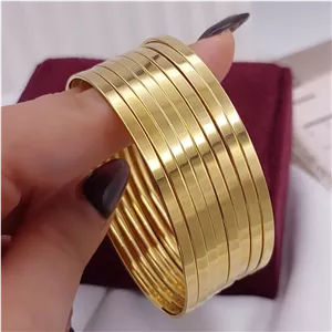 النگو استیل آینه‌ای زنانه طلایی با سطح براق صیقلی و طراحی مینیمال پک ۶ عددی