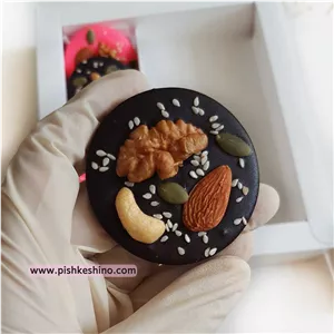 باکس هدیه شکلات تبلتی طرح گل و درِ چوبی و مندیانت های آجیلی | کادوی رمانتیک ولنتاین و تولد و سالگرد با رنگ دلخواه